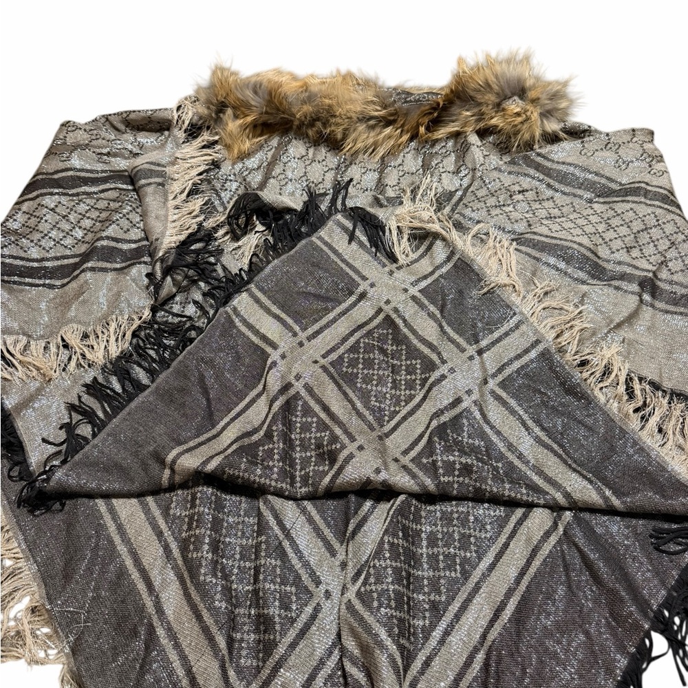 Authentic Gucci Brabd New and Never Worn Reversible Poncho with Fox Fur Trim - Picture 4 of 8
